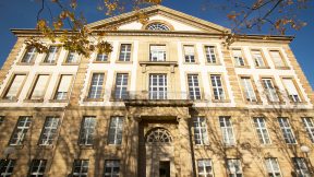 La façade extérieure de l'université de Karlsruhe.