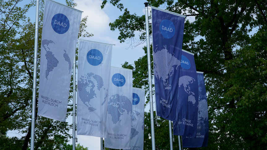 Drapeaux avec le logo du DAAD devant la façade extérieure du siège à Bonn.